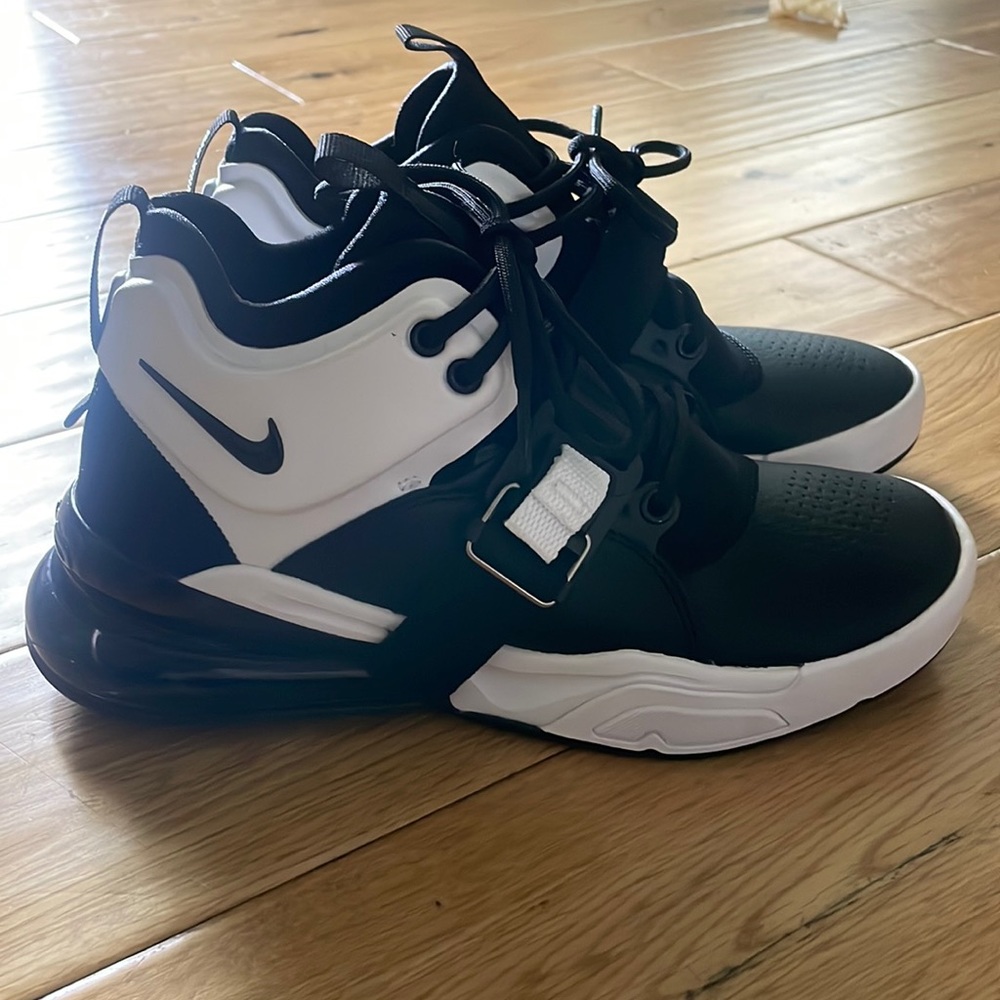 Nike Air Force 270 black and white sneakers. Worn only once. Women’s 7
